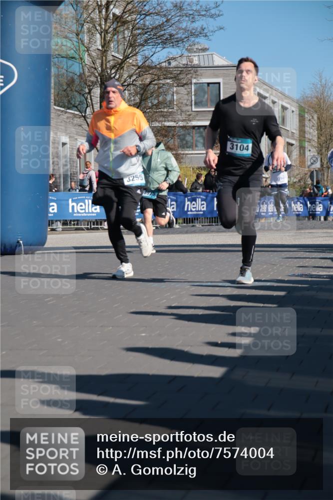 06.04.2025 - 44. Internationalen Wilhelmsburger Insellauf A. Gomolzig http://msf.ph/oto/7574004 06.04.2025 10:41:31 Ziel 3104, 3255, 3432, 3975, 5204 meine-sportfotos.de
