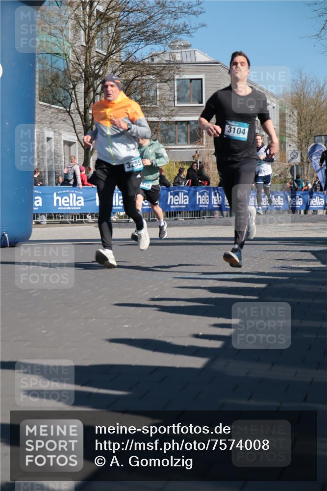 06.04.2025 - 44. Internationalen Wilhelmsburger Insellauf A. Gomolzig http://msf.ph/oto/7574008 06.04.2025 10:41:31 Ziel 3104, 3255, 3432, 3975, 5204 meine-sportfotos.de