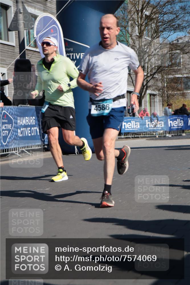 06.04.2025 - 44. Internationalen Wilhelmsburger Insellauf A. Gomolzig http://msf.ph/oto/7574069 06.04.2025 10:41:22 Ziel 3208, 3960, 4078, 4554, 4586 meine-sportfotos.de