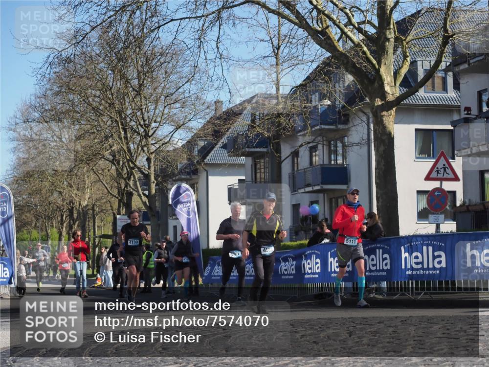 06.04.2025 - 44. Internationalen Wilhelmsburger Insellauf Luisa Fischer http://msf.ph/oto/7574070 06.04.2025 10:42:01 Ziel 200, 4130, 5111, 3761, 458 meine-sportfotos.de