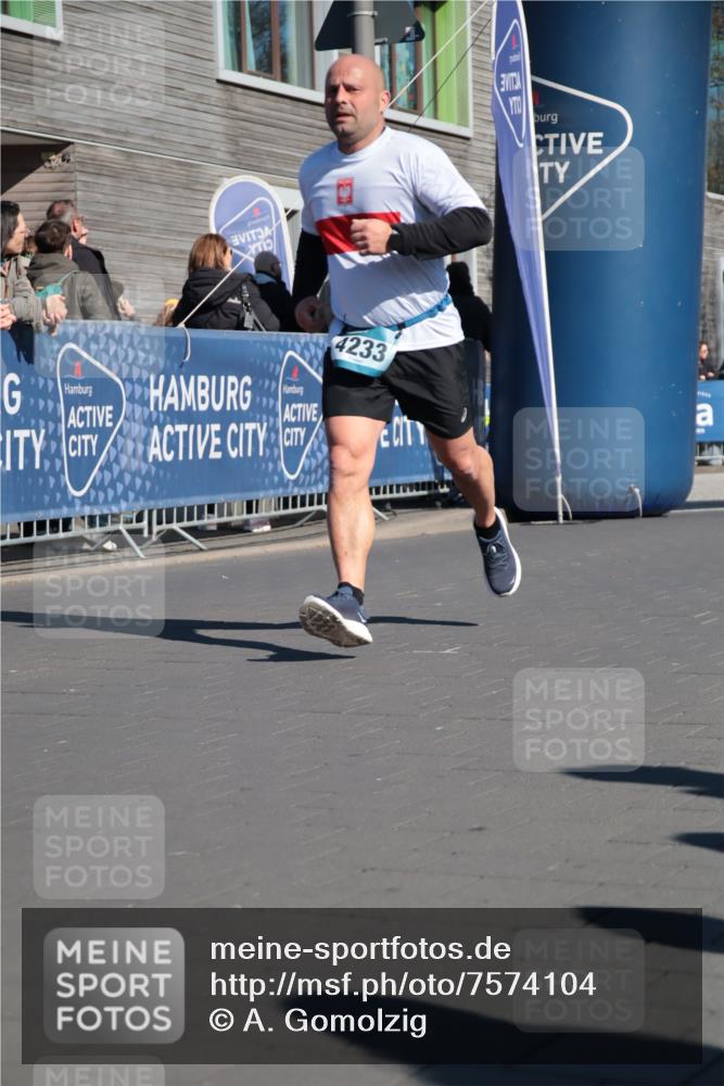 06.04.2025 - 44. Internationalen Wilhelmsburger Insellauf A. Gomolzig http://msf.ph/oto/7574104 06.04.2025 10:41:16 Ziel 4069, 4111, 4233, 4499, 4554, 4586 meine-sportfotos.de