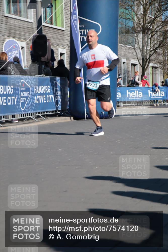 06.04.2025 - 44. Internationalen Wilhelmsburger Insellauf A. Gomolzig http://msf.ph/oto/7574120 06.04.2025 10:41:15 Ziel 4069, 4111, 4233, 4499 meine-sportfotos.de