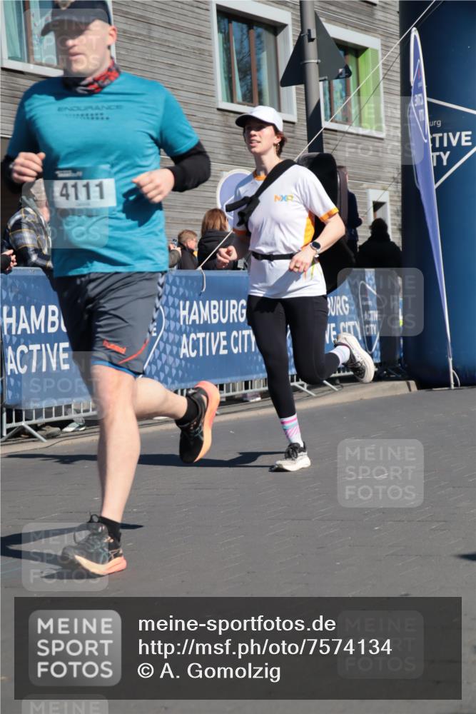06.04.2025 - 44. Internationalen Wilhelmsburger Insellauf A. Gomolzig http://msf.ph/oto/7574134 06.04.2025 10:41:13 Ziel 4069, 4111, 4233, 4499 meine-sportfotos.de