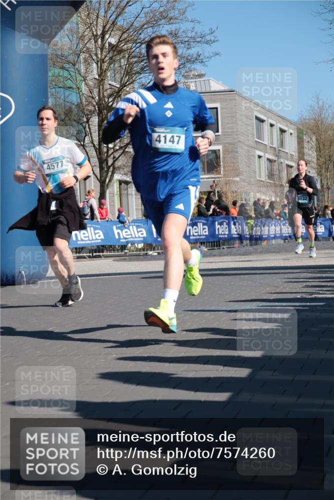06.04.2025 - 44. Internationalen Wilhelmsburger Insellauf A. Gomolzig http://msf.ph/oto/7574260 06.04.2025 10:40:53 Ziel 4147, 4280, 4577, 5132 meine-sportfotos.de