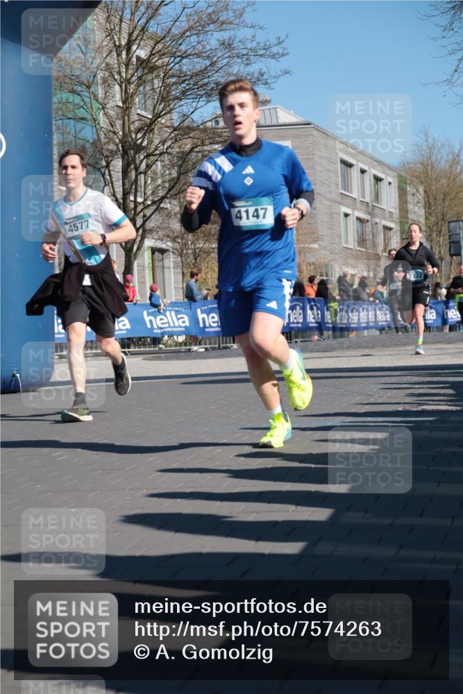 06.04.2025 - 44. Internationalen Wilhelmsburger Insellauf A. Gomolzig http://msf.ph/oto/7574263 06.04.2025 10:40:53 Ziel 4147, 4280, 4577, 5132 meine-sportfotos.de