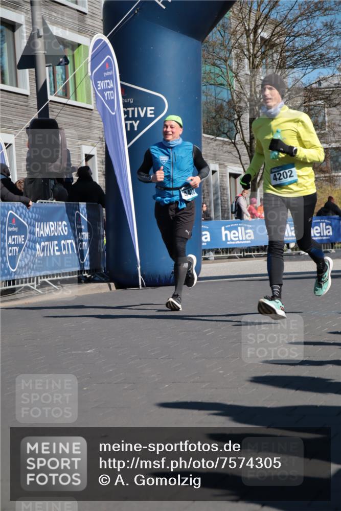 06.04.2025 - 44. Internationalen Wilhelmsburger Insellauf A. Gomolzig http://msf.ph/oto/7574305 06.04.2025 10:40:41 Ziel 3086, 3120, 3365, 3467, 4202, 4438 meine-sportfotos.de