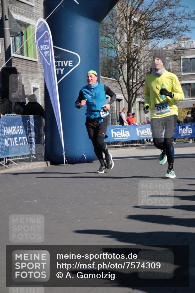 06.04.2025 - 44. Internationalen Wilhelmsburger Insellauf A. Gomolzig http://msf.ph/oto/7574309 06.04.2025 10:40:41 Ziel 3086, 3120, 3365, 3467, 4202, 4438 meine-sportfotos.de