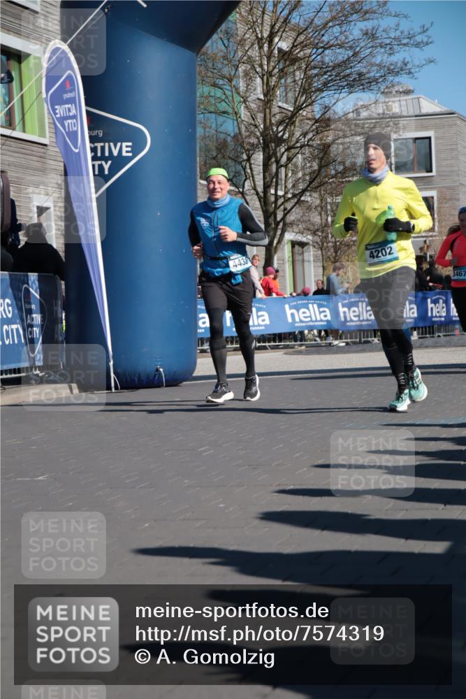 06.04.2025 - 44. Internationalen Wilhelmsburger Insellauf A. Gomolzig http://msf.ph/oto/7574319 06.04.2025 10:40:41 Ziel 3086, 3120, 3365, 3467, 4202, 4438 meine-sportfotos.de