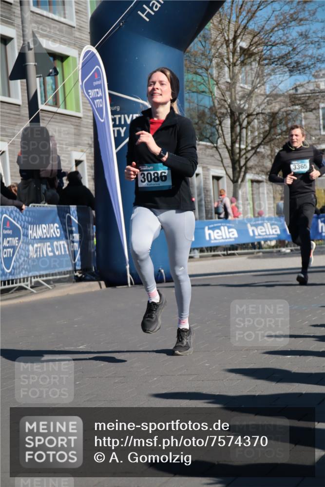 06.04.2025 - 44. Internationalen Wilhelmsburger Insellauf A. Gomolzig http://msf.ph/oto/7574370 06.04.2025 10:40:37 Ziel 3086, 3120, 3365, 3652, 4202, 4264, 4438, 4445 meine-sportfotos.de