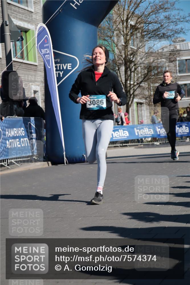 06.04.2025 - 44. Internationalen Wilhelmsburger Insellauf A. Gomolzig http://msf.ph/oto/7574374 06.04.2025 10:40:37 Ziel 3086, 3120, 3365, 3652, 4202, 4264, 4438, 4445 meine-sportfotos.de