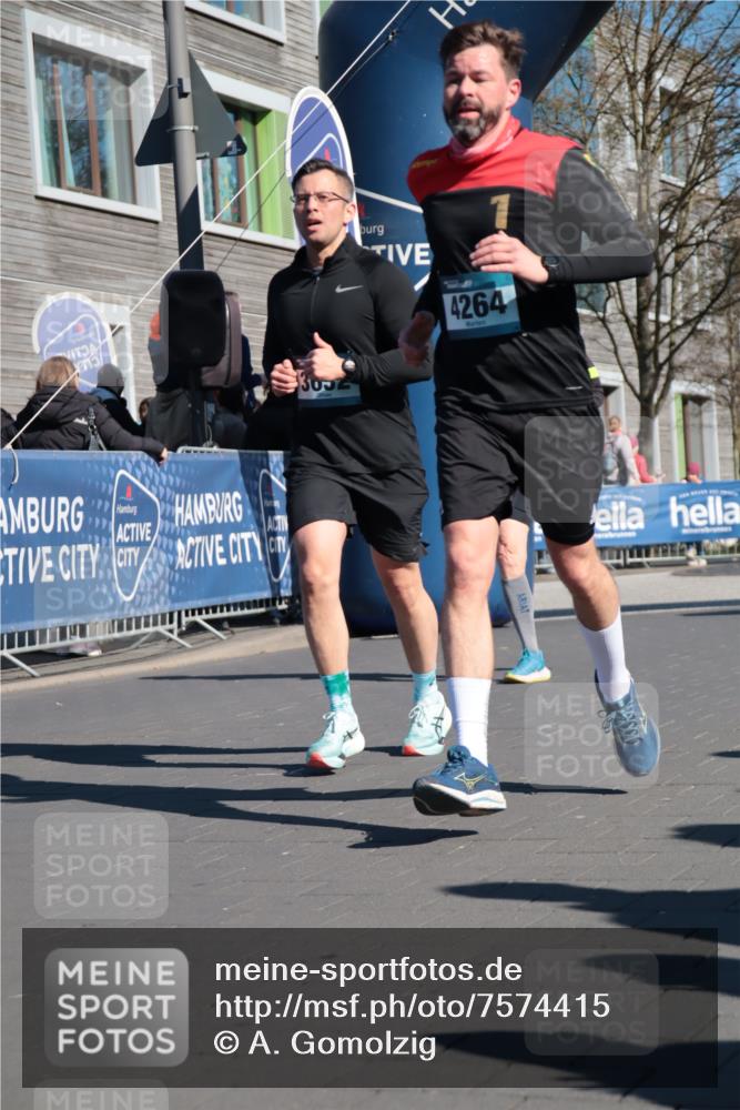 06.04.2025 - 44. Internationalen Wilhelmsburger Insellauf A. Gomolzig http://msf.ph/oto/7574415 06.04.2025 10:40:32 Ziel 3021, 3086, 3120, 3263, 3319, 3574, 3652, 4264, 4445 meine-sportfotos.de