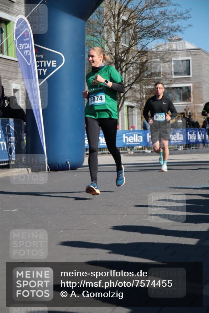 06.04.2025 - 44. Internationalen Wilhelmsburger Insellauf A. Gomolzig http://msf.ph/oto/7574455 06.04.2025 10:40:30 Ziel 3021, 3263, 3319, 3574, 3652, 3974, 4264, 4445 meine-sportfotos.de