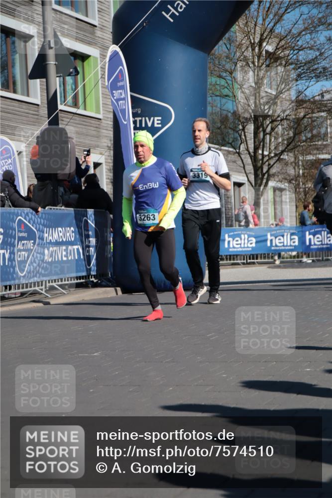 06.04.2025 - 44. Internationalen Wilhelmsburger Insellauf A. Gomolzig http://msf.ph/oto/7574510 06.04.2025 10:40:25 Ziel 3021, 3263, 3319, 3574, 3617, 3974, 4139 meine-sportfotos.de