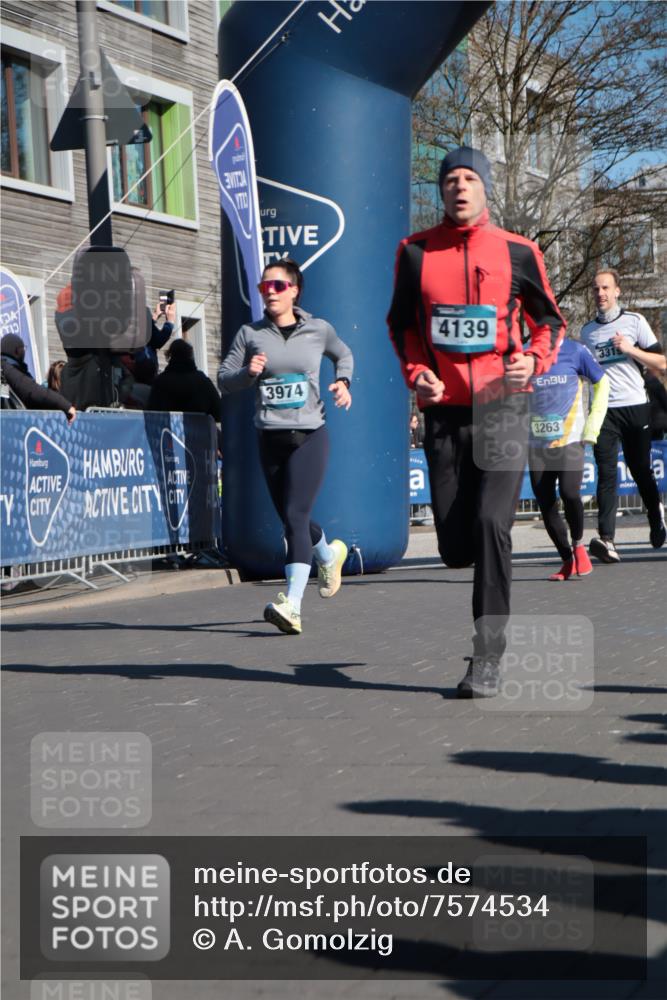 06.04.2025 - 44. Internationalen Wilhelmsburger Insellauf A. Gomolzig http://msf.ph/oto/7574534 06.04.2025 10:40:23 Ziel 3021, 3263, 3319, 3617, 3974, 4139 meine-sportfotos.de