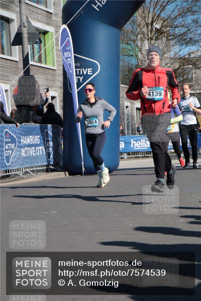 06.04.2025 - 44. Internationalen Wilhelmsburger Insellauf A. Gomolzig http://msf.ph/oto/7574539 06.04.2025 10:40:23 Ziel 3021, 3263, 3319, 3617, 3974, 4139 meine-sportfotos.de