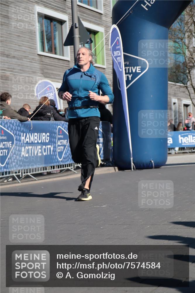 06.04.2025 - 44. Internationalen Wilhelmsburger Insellauf A. Gomolzig http://msf.ph/oto/7574584 06.04.2025 10:40:13 Ziel 3001 meine-sportfotos.de