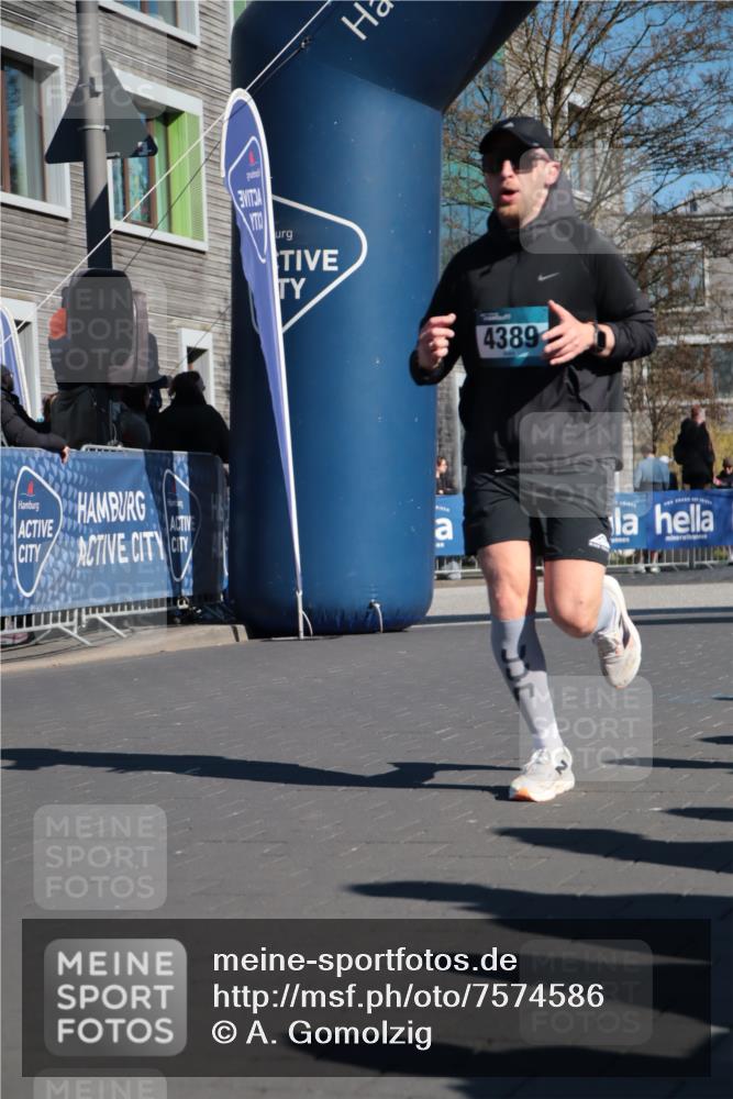 06.04.2025 - 44. Internationalen Wilhelmsburger Insellauf A. Gomolzig http://msf.ph/oto/7574586 06.04.2025 10:40:06 Ziel 4389, 4501, 5130 meine-sportfotos.de