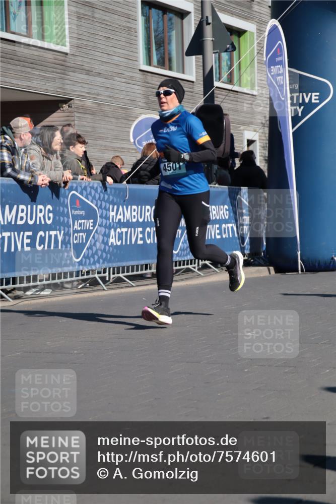 06.04.2025 - 44. Internationalen Wilhelmsburger Insellauf A. Gomolzig http://msf.ph/oto/7574601 06.04.2025 10:40:05 Ziel 4380, 4389, 4501, 5130 meine-sportfotos.de