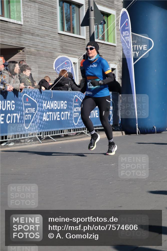 06.04.2025 - 44. Internationalen Wilhelmsburger Insellauf A. Gomolzig http://msf.ph/oto/7574606 06.04.2025 10:40:05 Ziel 4380, 4389, 4501, 5130 meine-sportfotos.de