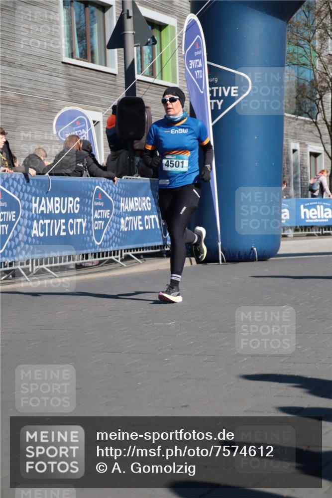 06.04.2025 - 44. Internationalen Wilhelmsburger Insellauf A. Gomolzig http://msf.ph/oto/7574612 06.04.2025 10:40:05 Ziel 4380, 4389, 4501, 5130 meine-sportfotos.de