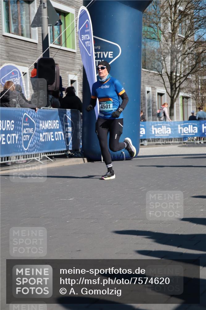06.04.2025 - 44. Internationalen Wilhelmsburger Insellauf A. Gomolzig http://msf.ph/oto/7574620 06.04.2025 10:40:05 Ziel 4380, 4389, 4501, 5130 meine-sportfotos.de