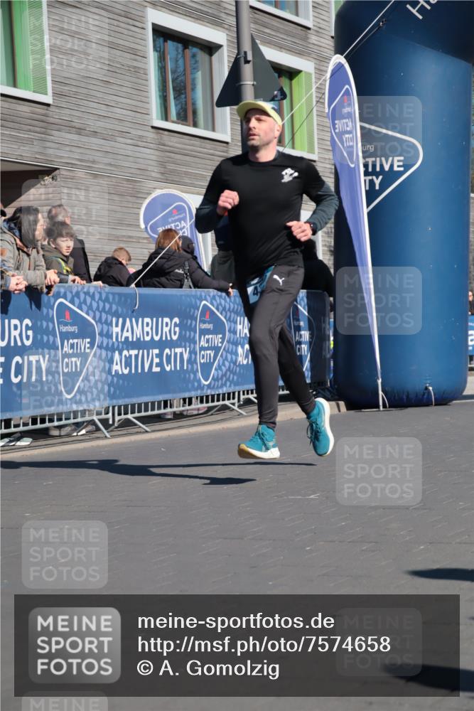 06.04.2025 - 44. Internationalen Wilhelmsburger Insellauf A. Gomolzig http://msf.ph/oto/7574658 06.04.2025 10:40:00 Ziel 3544, 4380, 4389, 4501, 5130 meine-sportfotos.de