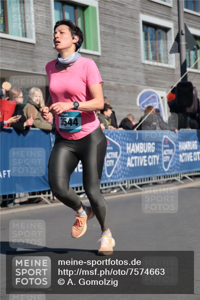 06.04.2025 - 44. Internationalen Wilhelmsburger Insellauf A. Gomolzig http://msf.ph/oto/7574663 06.04.2025 10:39:59 Ziel 3544, 3887, 4380, 5130 meine-sportfotos.de