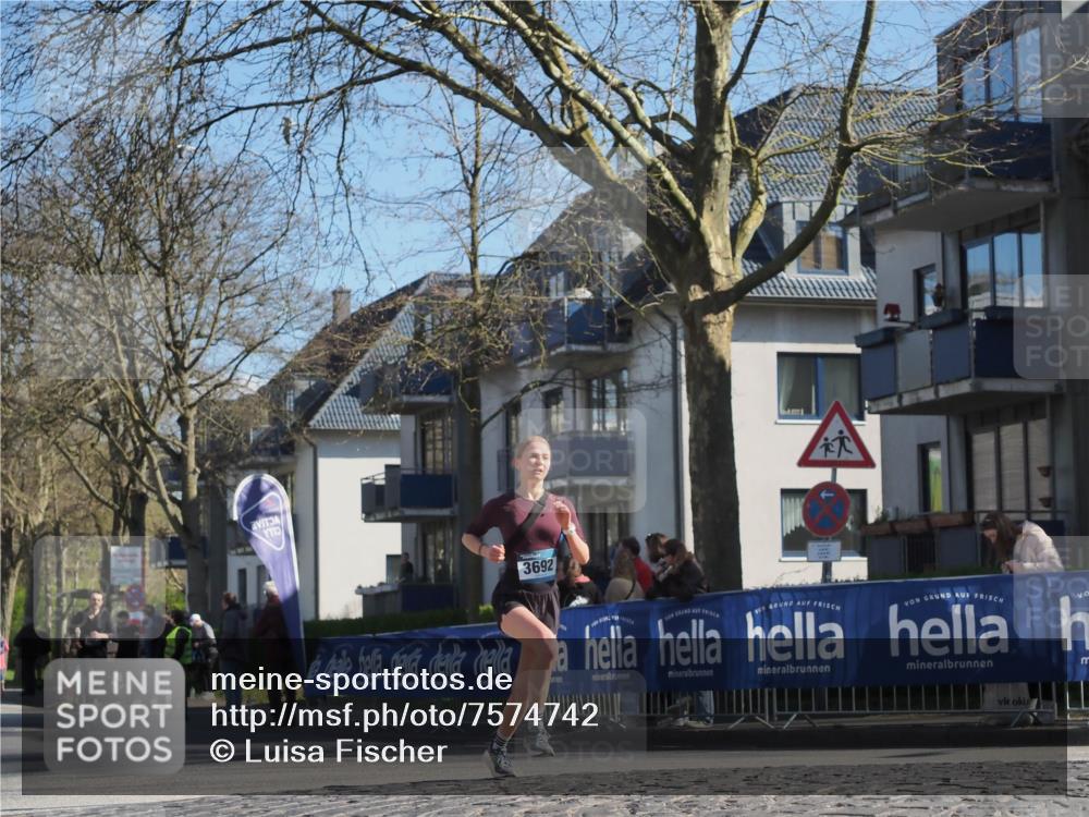 06.04.2025 - 44. Internationalen Wilhelmsburger Insellauf Luisa Fischer http://msf.ph/oto/7574742 06.04.2025 10:42:11 Ziel 3692 meine-sportfotos.de