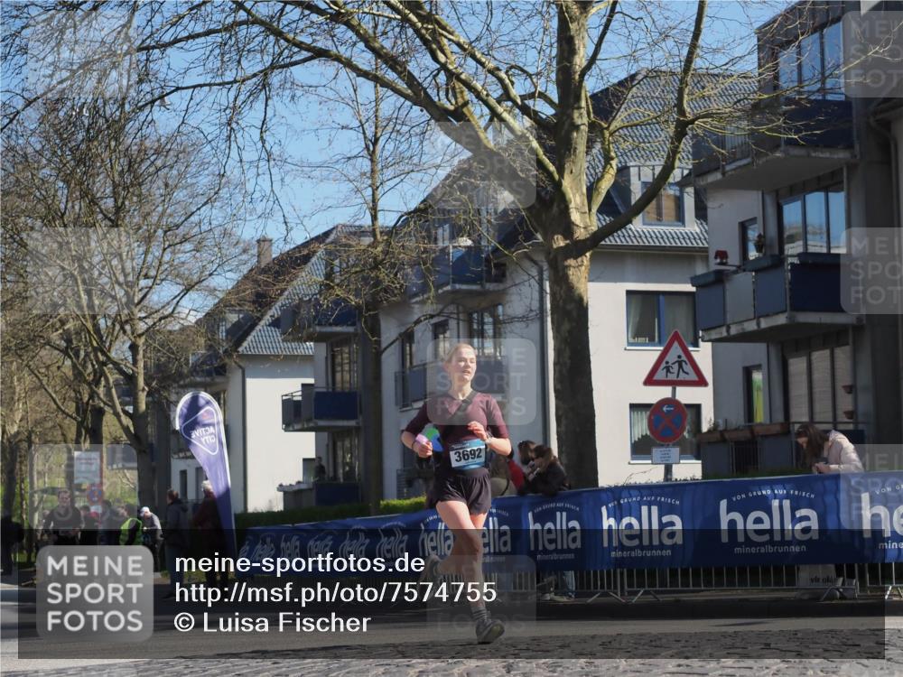 06.04.2025 - 44. Internationalen Wilhelmsburger Insellauf Luisa Fischer http://msf.ph/oto/7574755 06.04.2025 10:42:11 Ziel 3692 meine-sportfotos.de