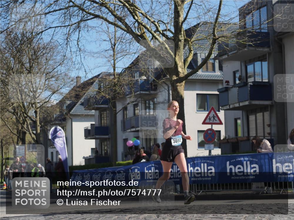 06.04.2025 - 44. Internationalen Wilhelmsburger Insellauf Luisa Fischer http://msf.ph/oto/7574777 06.04.2025 10:42:11 Ziel 3692 meine-sportfotos.de