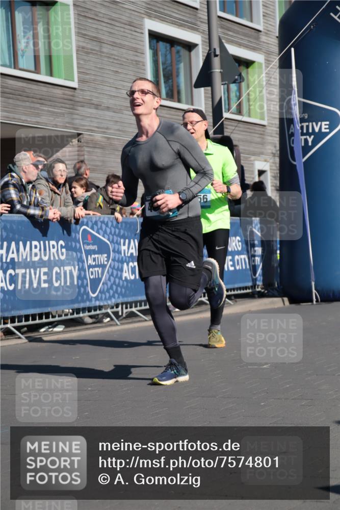 06.04.2025 - 44. Internationalen Wilhelmsburger Insellauf A. Gomolzig http://msf.ph/oto/7574801 06.04.2025 10:39:40 Ziel 3417, 3418, 3756, 3833, 4065, 4067, 4344 meine-sportfotos.de