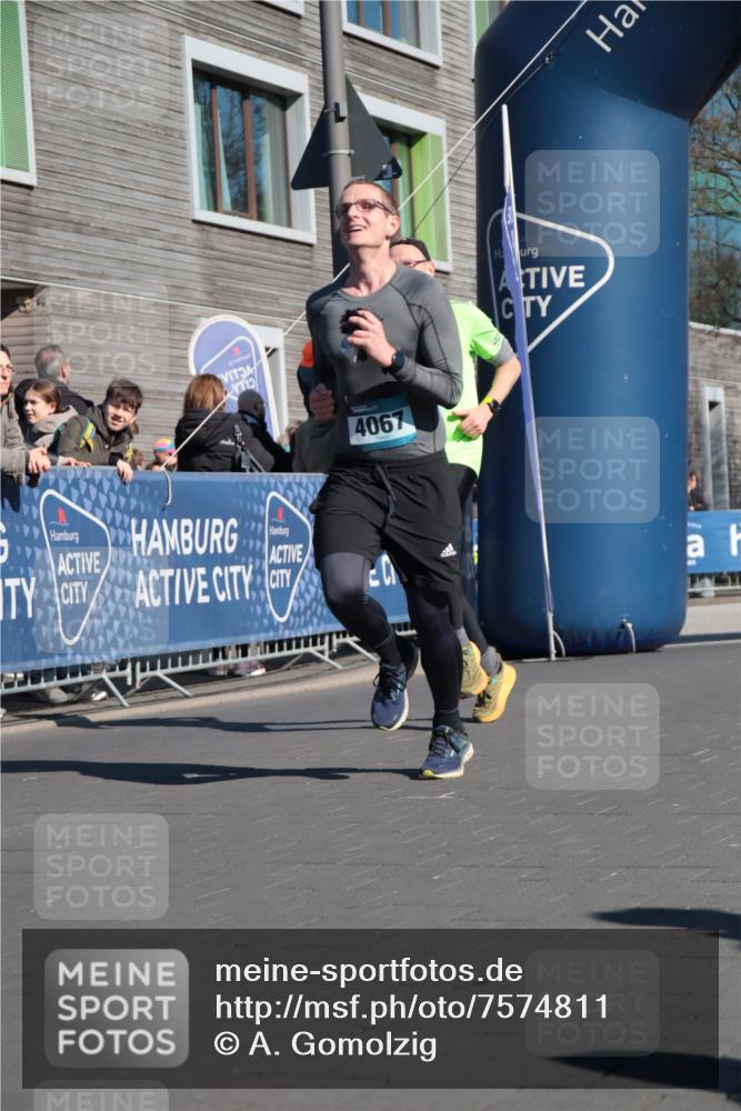 06.04.2025 - 44. Internationalen Wilhelmsburger Insellauf A. Gomolzig http://msf.ph/oto/7574811 06.04.2025 10:39:40 Ziel 3417, 3418, 3756, 3833, 4065, 4067, 4344 meine-sportfotos.de