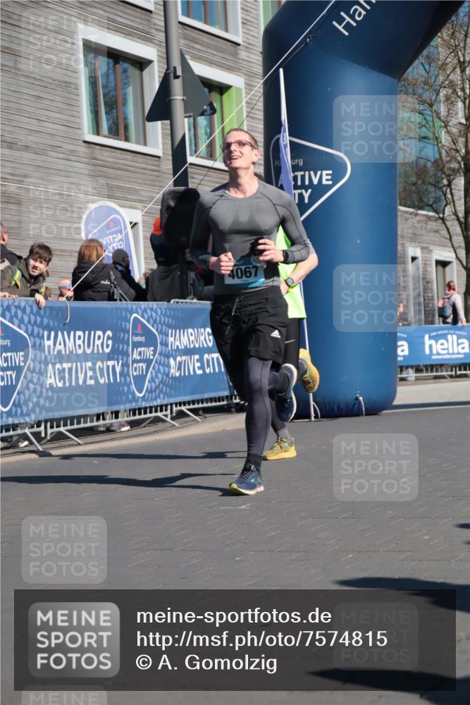 06.04.2025 - 44. Internationalen Wilhelmsburger Insellauf A. Gomolzig http://msf.ph/oto/7574815 06.04.2025 10:39:40 Ziel 3417, 3418, 3756, 3833, 4065, 4067, 4344 meine-sportfotos.de