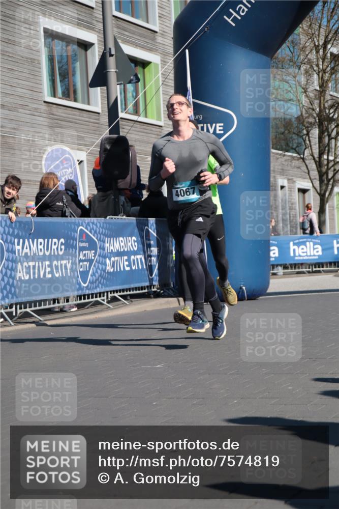 06.04.2025 - 44. Internationalen Wilhelmsburger Insellauf A. Gomolzig http://msf.ph/oto/7574819 06.04.2025 10:39:39 Ziel 3417, 3418, 3756, 3801, 3833, 4065, 4067 meine-sportfotos.de