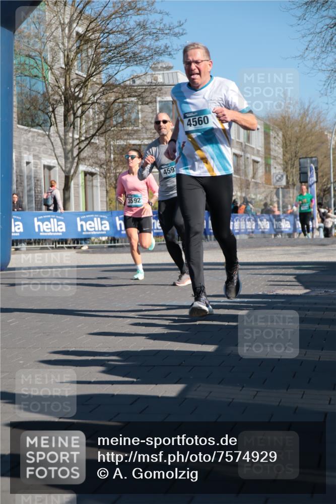 06.04.2025 - 44. Internationalen Wilhelmsburger Insellauf A. Gomolzig http://msf.ph/oto/7574929 06.04.2025 10:39:16 Ziel 3350, 3592, 3709, 3915, 4253, 4560, 4592 meine-sportfotos.de