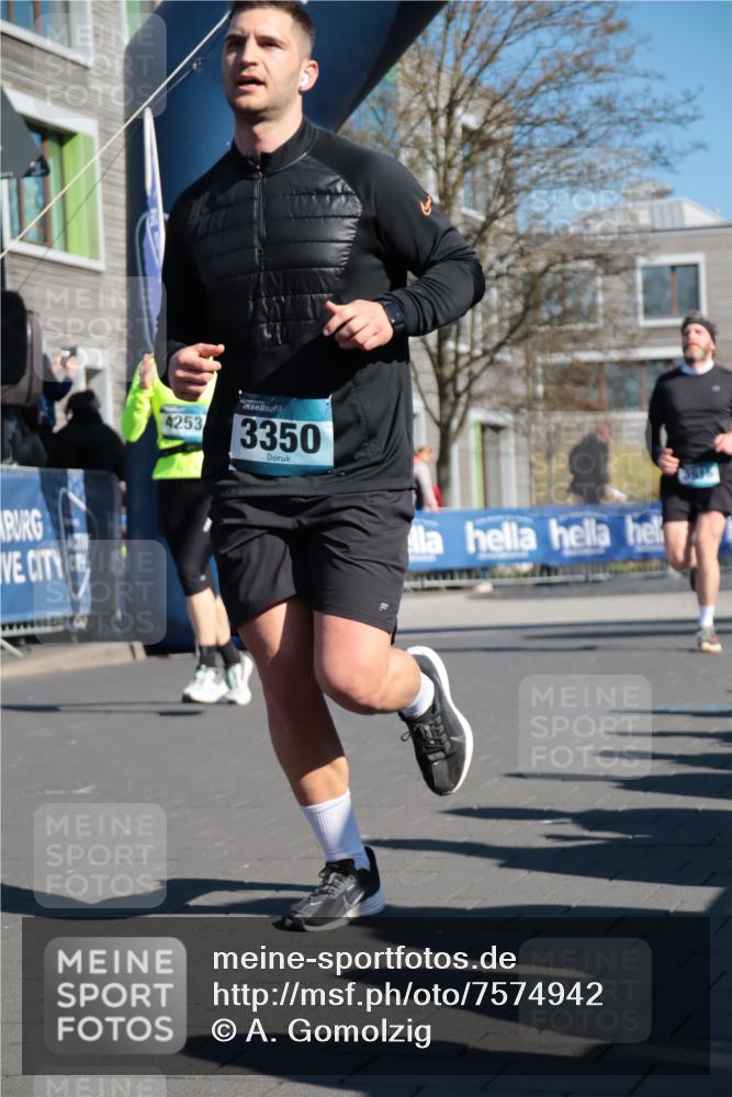 06.04.2025 - 44. Internationalen Wilhelmsburger Insellauf A. Gomolzig http://msf.ph/oto/7574942 06.04.2025 10:39:12 Ziel 3350, 3592, 3709, 3915, 4047, 4253, 4337, 4560, 4592 meine-sportfotos.de