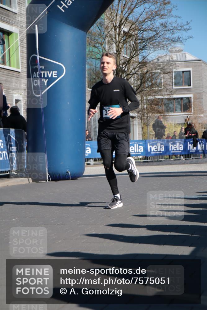 06.04.2025 - 44. Internationalen Wilhelmsburger Insellauf A. Gomolzig http://msf.ph/oto/7575051 06.04.2025 10:39:01 Ziel 3346, 3995, 4359 meine-sportfotos.de