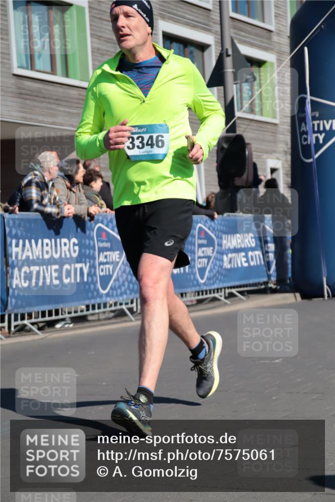 06.04.2025 - 44. Internationalen Wilhelmsburger Insellauf A. Gomolzig http://msf.ph/oto/7575061 06.04.2025 10:38:59 Ziel 3346, 3995 meine-sportfotos.de