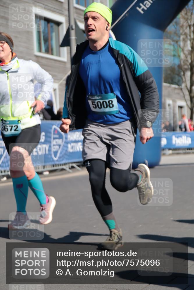 06.04.2025 - 44. Internationalen Wilhelmsburger Insellauf A. Gomolzig http://msf.ph/oto/7575096 06.04.2025 10:38:49 Ziel 3672, 4246, 5008 meine-sportfotos.de