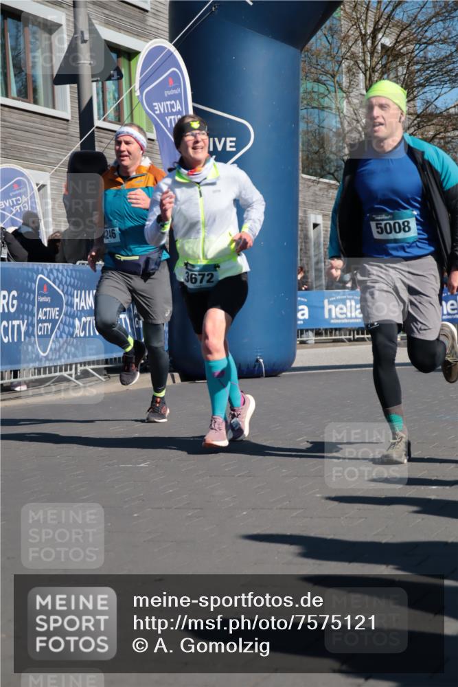 06.04.2025 - 44. Internationalen Wilhelmsburger Insellauf A. Gomolzig http://msf.ph/oto/7575121 06.04.2025 10:38:48 Ziel 3672, 4246, 5008 meine-sportfotos.de