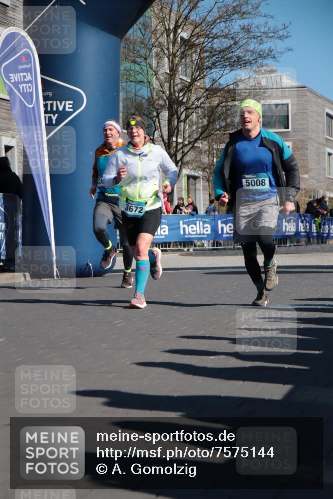 06.04.2025 - 44. Internationalen Wilhelmsburger Insellauf A. Gomolzig http://msf.ph/oto/7575144 06.04.2025 10:38:47 Ziel 3672, 4246, 5008, 5143 meine-sportfotos.de