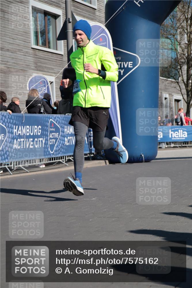 06.04.2025 - 44. Internationalen Wilhelmsburger Insellauf A. Gomolzig http://msf.ph/oto/7575162 06.04.2025 10:38:43 Ziel 3672, 4246, 5008, 5143 meine-sportfotos.de
