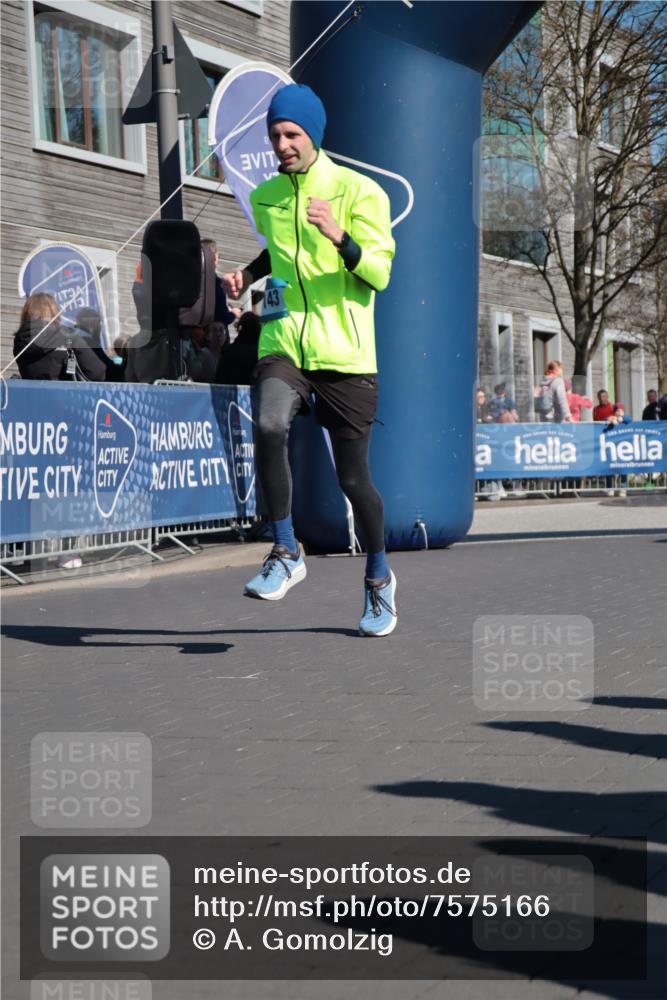 06.04.2025 - 44. Internationalen Wilhelmsburger Insellauf A. Gomolzig http://msf.ph/oto/7575166 06.04.2025 10:38:43 Ziel 3672, 4246, 5008, 5143 meine-sportfotos.de