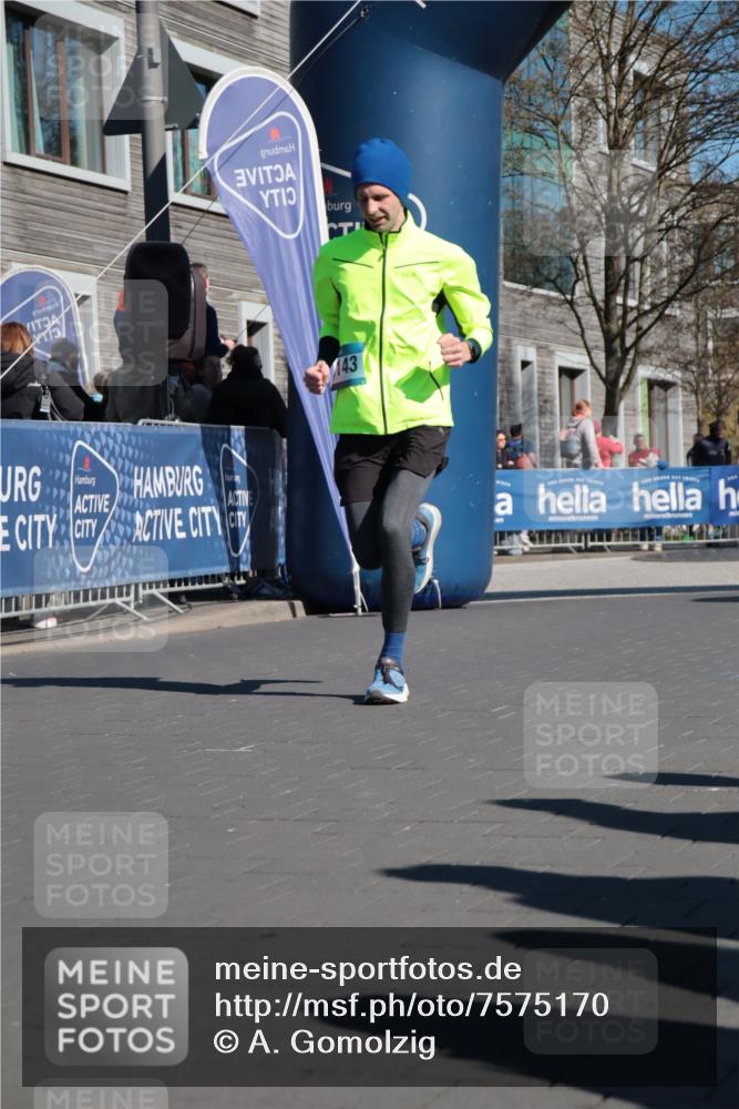 06.04.2025 - 44. Internationalen Wilhelmsburger Insellauf A. Gomolzig http://msf.ph/oto/7575170 06.04.2025 10:38:42 Ziel 3672, 4246, 5008, 5143 meine-sportfotos.de