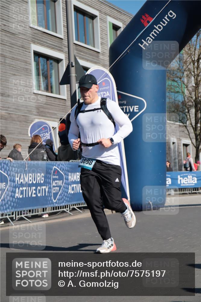 06.04.2025 - 44. Internationalen Wilhelmsburger Insellauf A. Gomolzig http://msf.ph/oto/7575197 06.04.2025 10:38:36 Ziel 3898, 4563, 5143 meine-sportfotos.de