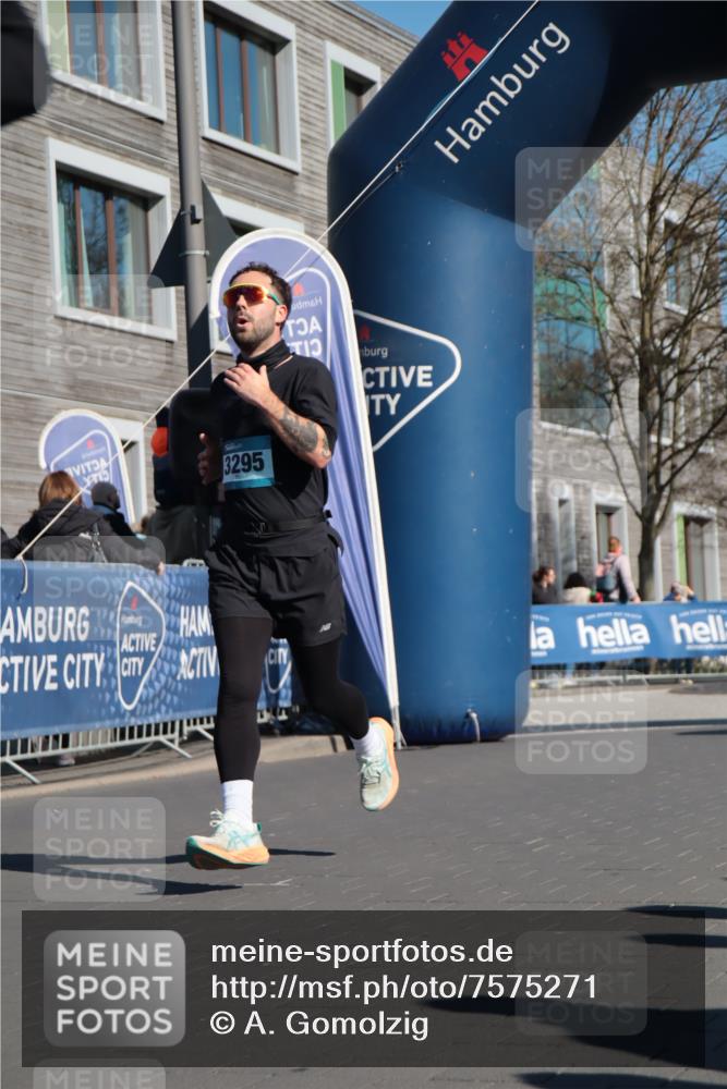 06.04.2025 - 44. Internationalen Wilhelmsburger Insellauf A. Gomolzig http://msf.ph/oto/7575271 06.04.2025 10:38:12 Ziel 3295, 3840, 3921, 4278, 4279, 4290 meine-sportfotos.de