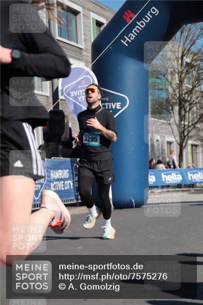 06.04.2025 - 44. Internationalen Wilhelmsburger Insellauf A. Gomolzig http://msf.ph/oto/7575276 06.04.2025 10:38:12 Ziel 3295, 3840, 3921, 4278, 4279, 4290 meine-sportfotos.de
