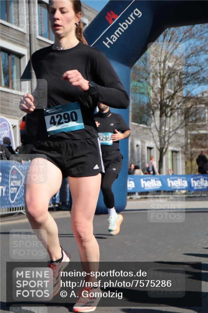 06.04.2025 - 44. Internationalen Wilhelmsburger Insellauf A. Gomolzig http://msf.ph/oto/7575286 06.04.2025 10:38:12 Ziel 3295, 3840, 3921, 4278, 4279, 4290 meine-sportfotos.de