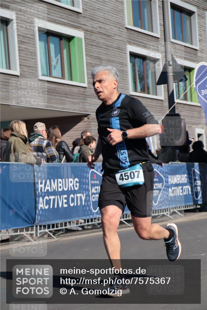 06.04.2025 - 44. Internationalen Wilhelmsburger Insellauf A. Gomolzig http://msf.ph/oto/7575367 06.04.2025 10:38:03 Ziel 3654, 3921, 4365, 4507 meine-sportfotos.de