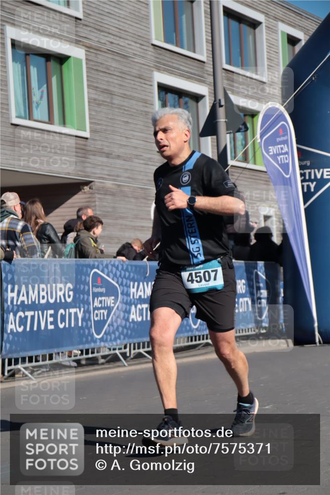 06.04.2025 - 44. Internationalen Wilhelmsburger Insellauf A. Gomolzig http://msf.ph/oto/7575371 06.04.2025 10:38:03 Ziel 3654, 3921, 4365, 4507 meine-sportfotos.de